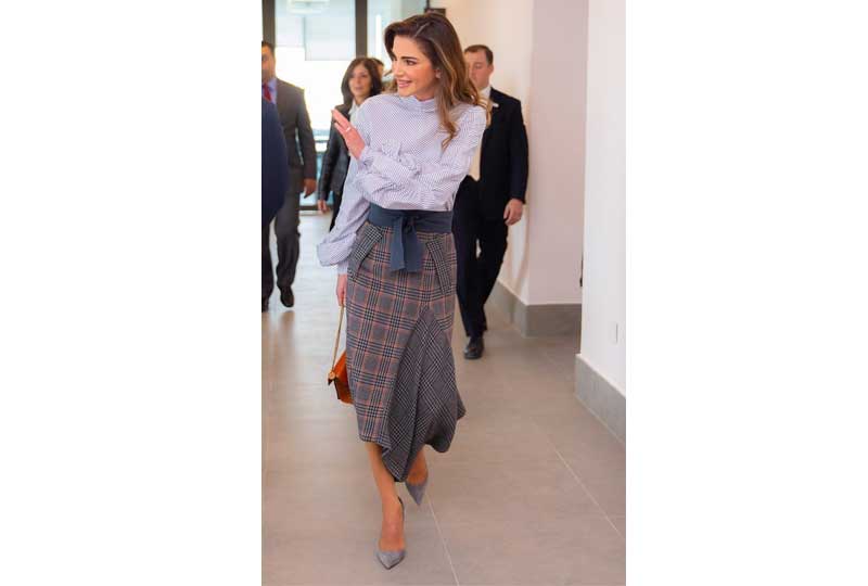 إطلالات الملكة رانيا بالتنورة الكاروهات