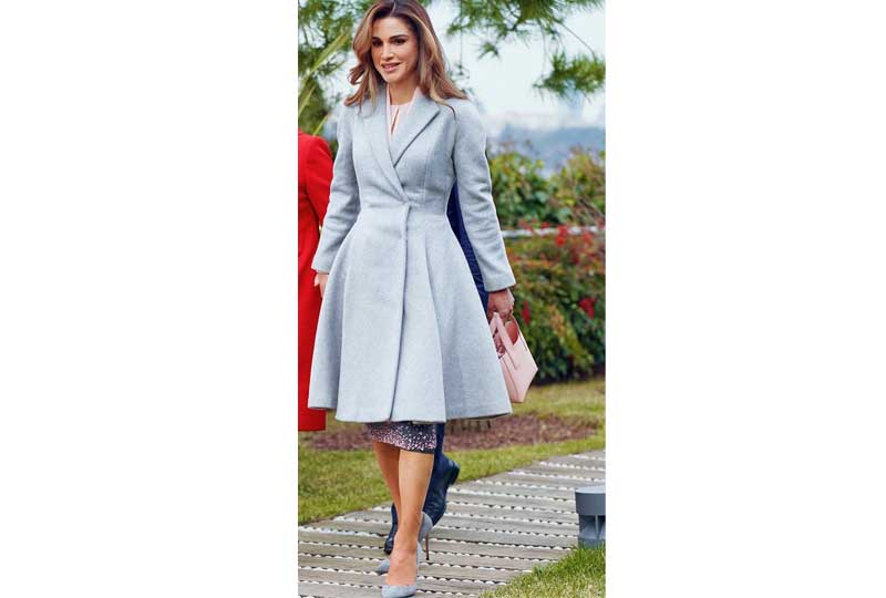 إطلالات الملكة رانيا بمعطف منفوش أنيق