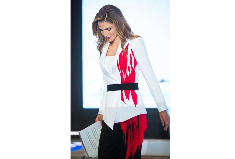 إطلالات الملكة رانيا بطقم رسمي