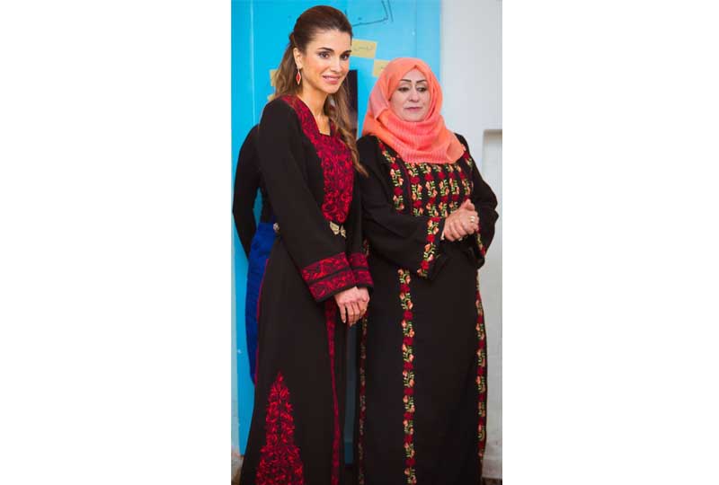إطلالات الملكة رانيا بالعباية الأردنية