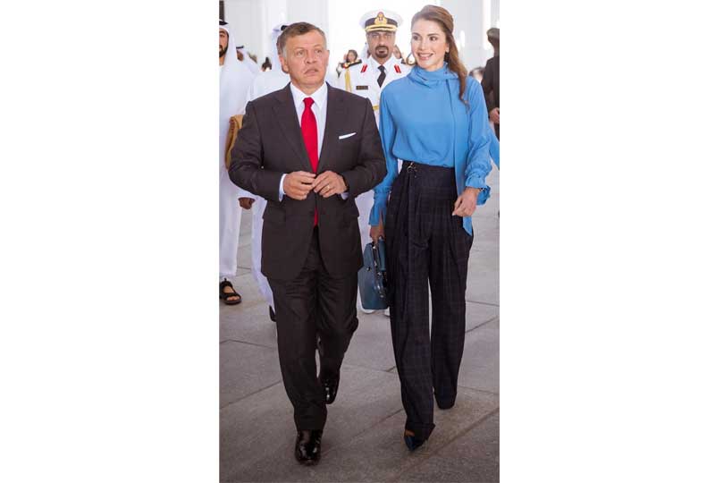 إطلالات الملكة رانيا بالبنطلون مرتفع الخصر