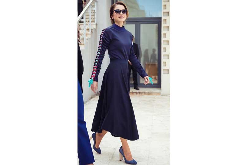 إطلالات الملكة رانيا بفستان كحلي