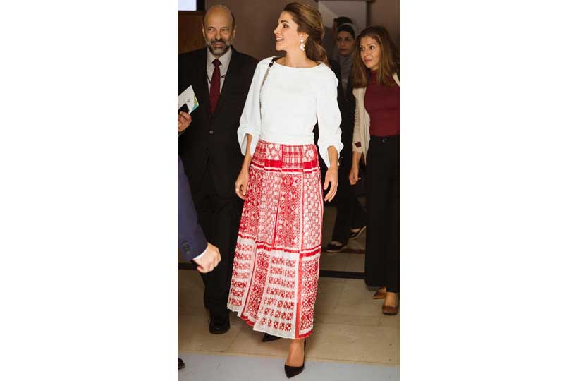 إطلالات الملكة رانيا بتنورة من التراث الأردني