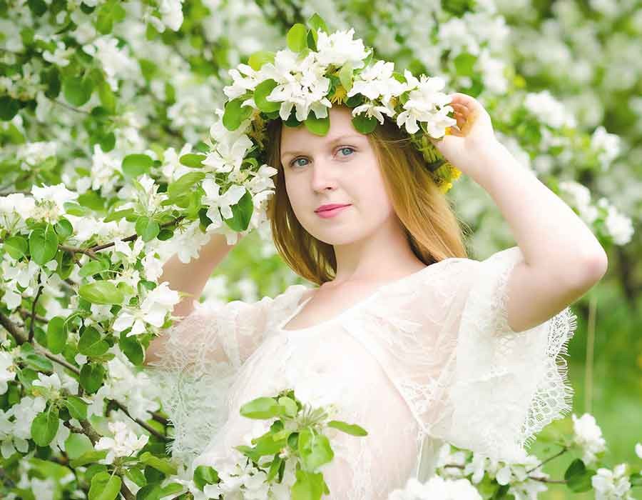 أفكار تسريحات شعر باستخدام الزهور أفكار تسريحات شعر باستخدام الزهور